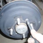 Демонтаж крышки тормозного барабана Шевроле Авео