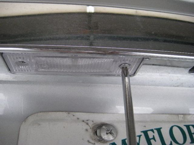 Демонтаж круплений планофона подсветки номерного знака Шевроле Круз