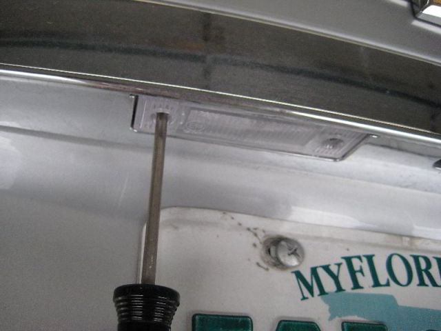 Демонтаж круплений планофона подсветки номерного знака Шевроле Круз