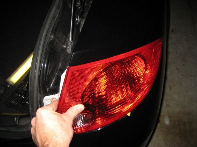 Замена ламп заднего фонаря Chevrolet Cobalt