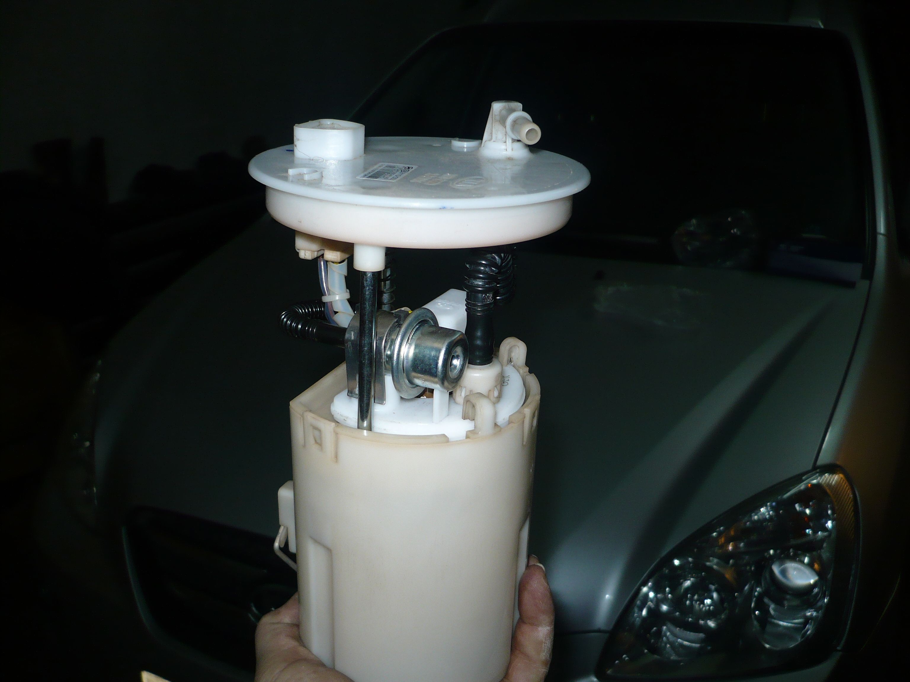 Замена топливного фильтра на автомобиле Kia Carens