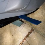 При помощи монтажной лопатки подтягиваем обивку двери для её демонтажа Hyundai Accent