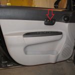 Откручиваем винты крепления накладки обивки двери Hyundai Accent